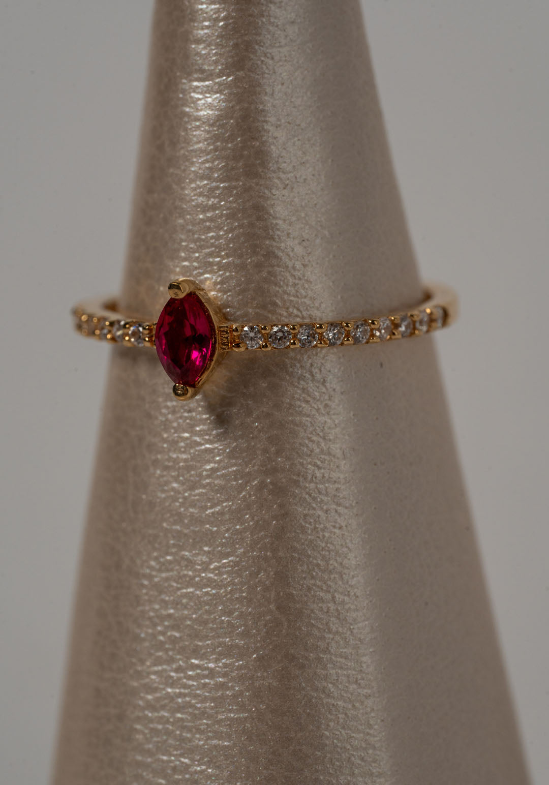ANILLO CON CIRCON ROJO