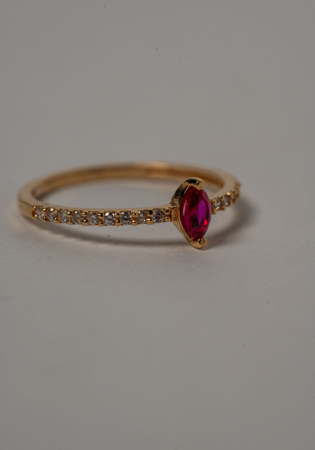 ANILLO CON CIRCON ROJO