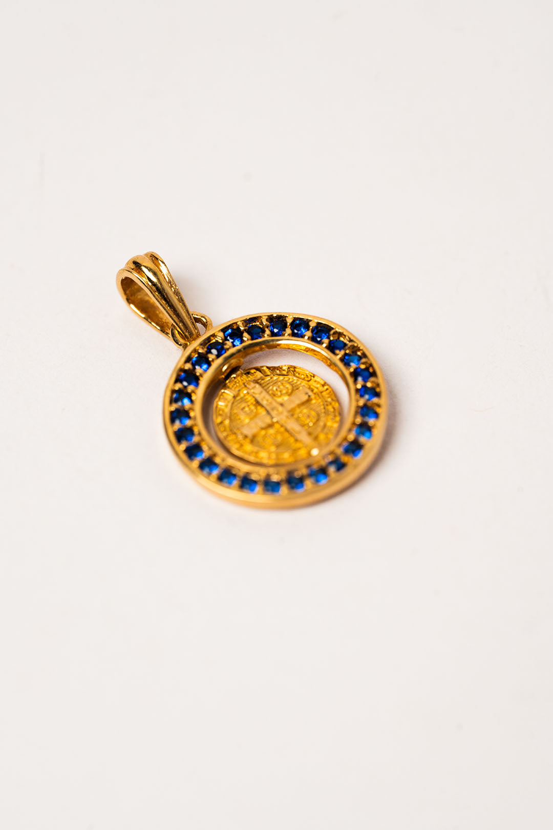 Dije San Benito Con Circones Azules